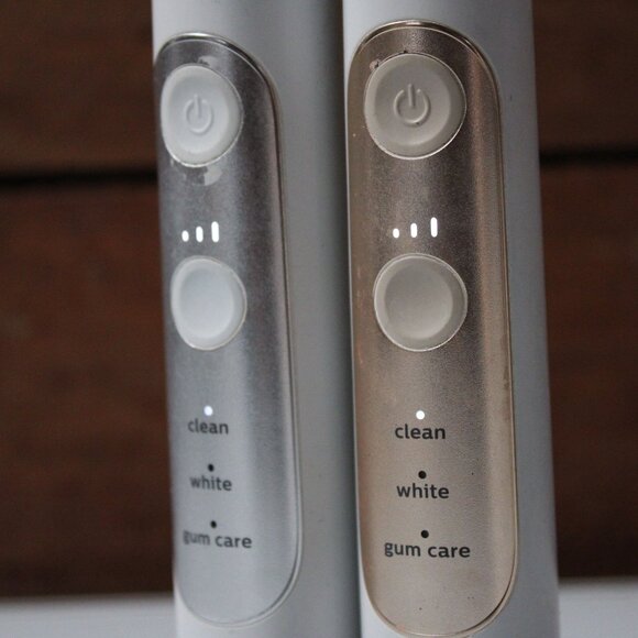 Philips Sonicare Electric Toothbrush Handles Set of 2 Gum Care Tested & Working - Picture 2 of 6